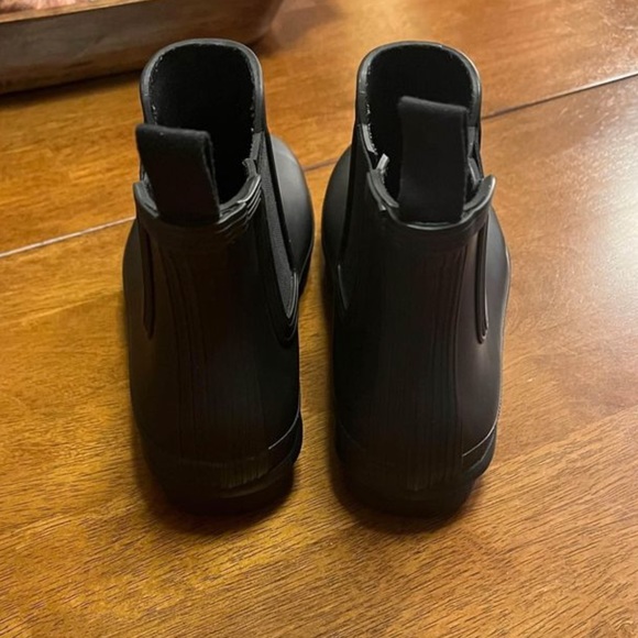 Black women’s Hunter rain boots! Worn a few times - Picture 3 of 6